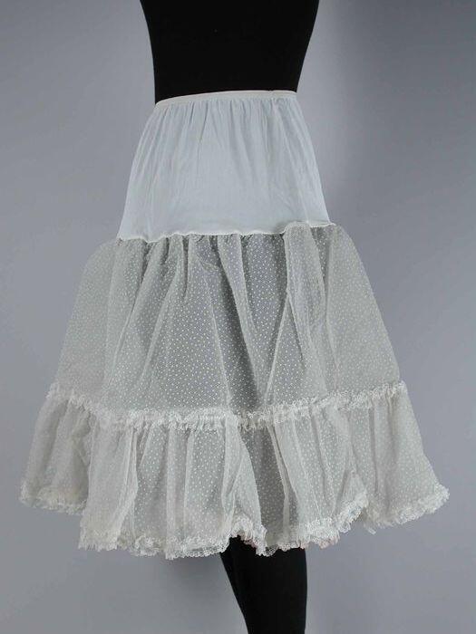Witte nylonpetticoat, bovenlaag organza met witte stipjes met wit kant, daaronder twee lagen witte…