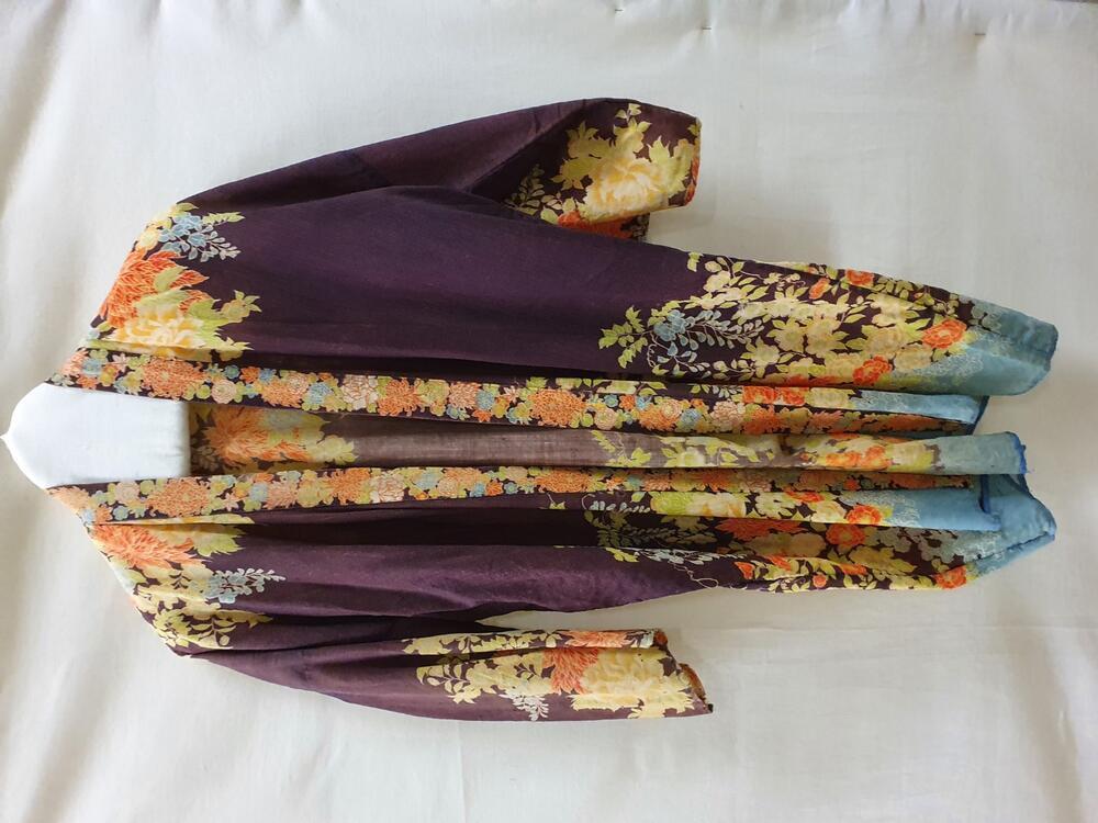 Kimono, halflang model van bedrukte dunne wol, bruin fond met oranje en gele bloemen uitlopend in…