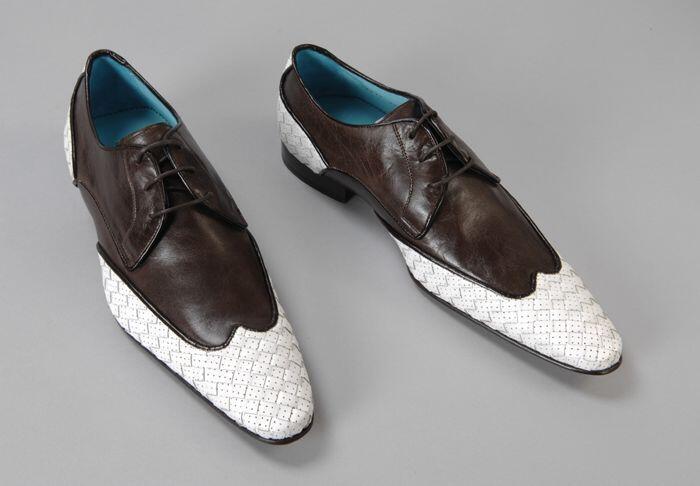 Paar herenschoenen, bruin met wit gevlochten neus, "Corbeau"