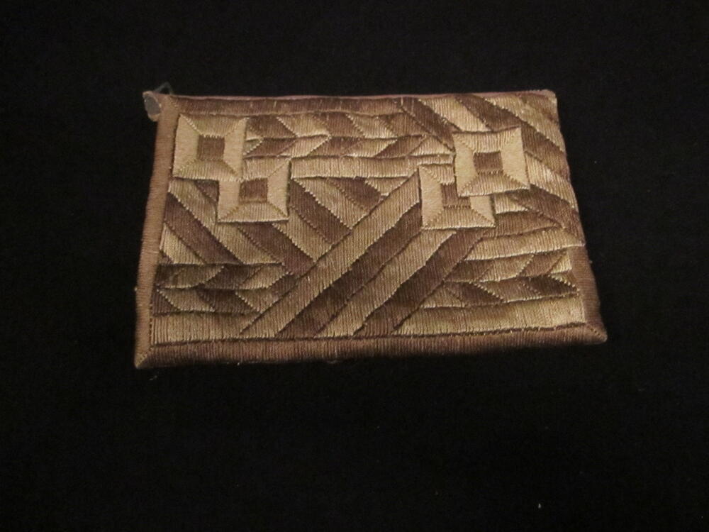 Avondtasje van katoen en metaaldraad in abstract patroon op stramien, geometrische vormen in 2…