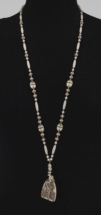 Wit halssnoer met Egyptische motieven