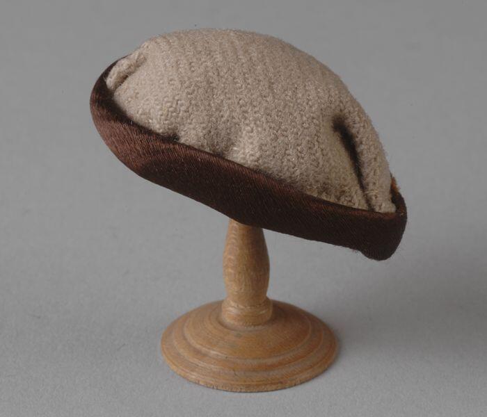 Mini hoed uit rechterdeel kastenwand, beige hoed met bruin satijn