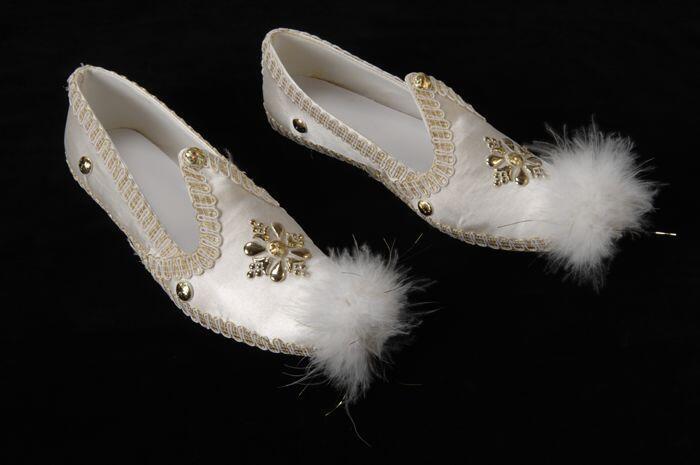 Paar witte schoenen, bij Turks besnijdenispak
