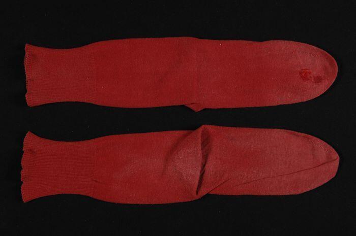 Paar sokken van fijn rood tricot katoen