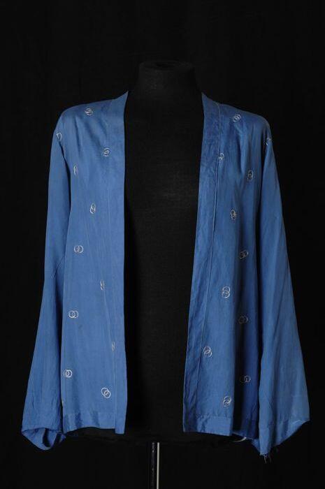 Blauw jasje met borduursel op voor- en achterzijde