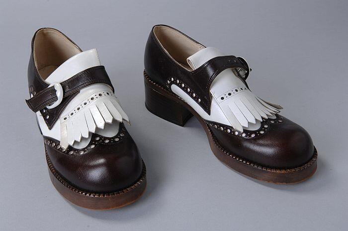 Bruine leren damesschoenen met witte franje, gaatjesdecoratie als brogue