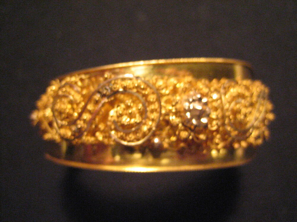 Gouden armband, behorende bij set. Asymmetrische grondvorm van gladgoud met opgelegd filigrain, 2 x…