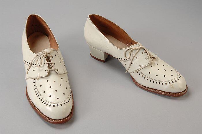 Witte hakschoenen met vetersluiting en gaatjesdecoratie, Wiener hak