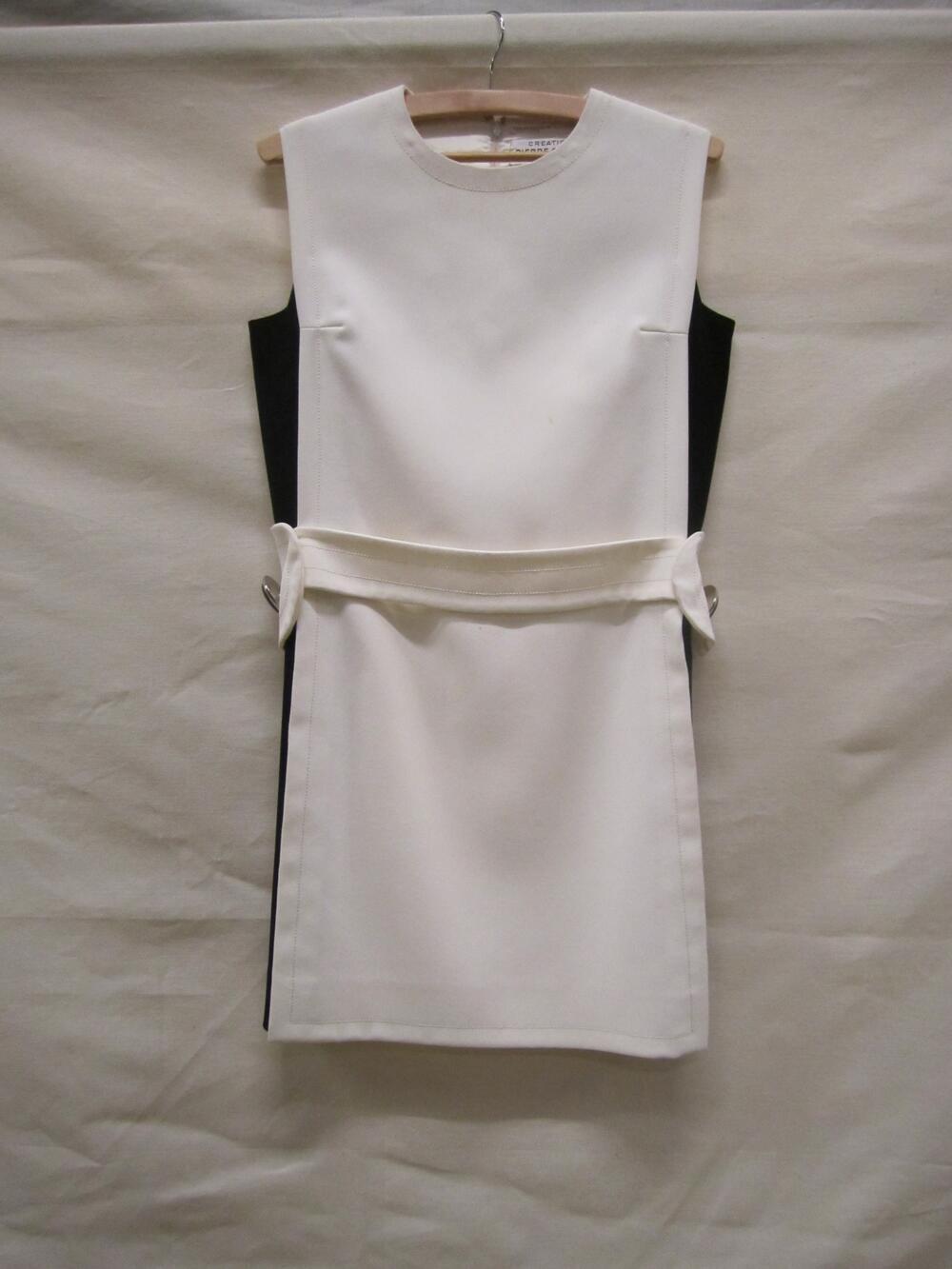 Mini-jurk van witte crêpe (kunststof) met verticaal een zwarte baan aan beide zijden, breed…