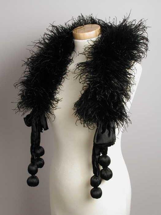 Stola of boa van donzige zwarte maraboeveren met zwart zijde strikken met bollen