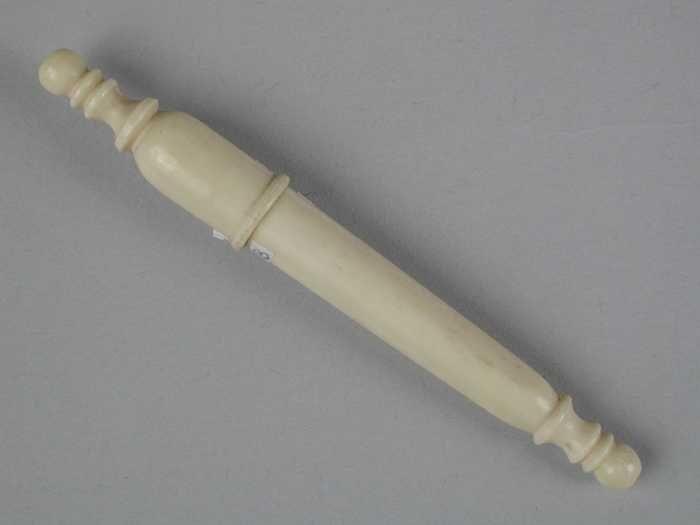 Kleine naaldenkoker van been of ivoor met afschroefbare delen