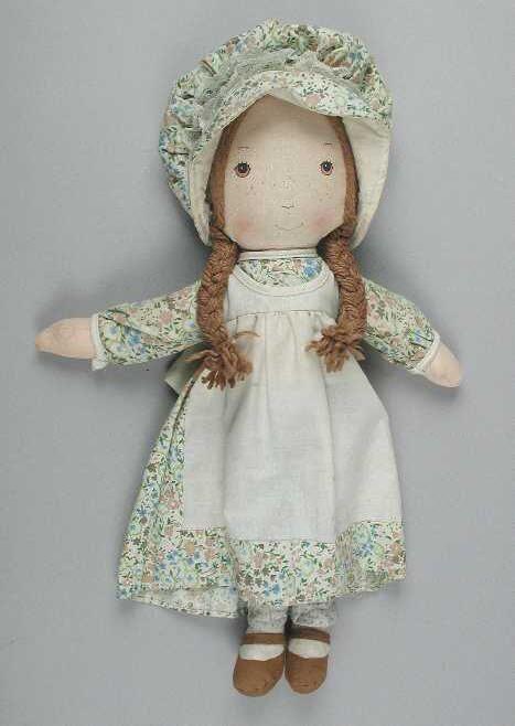 Pop, "Holly Hobbie", van stof met gebloemde overgooier, vlechten en bonnet, "Heather"