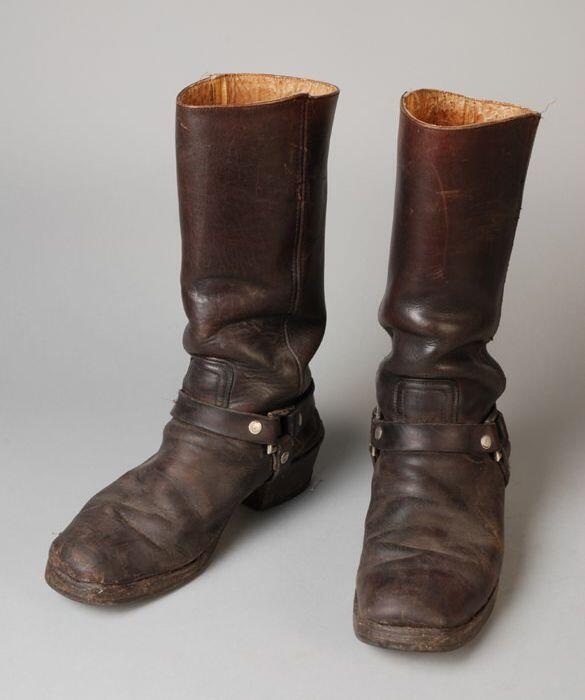 Donkerbruine leren cowboylaarzen met stompe neus en leren banden om de schacht, als sporen