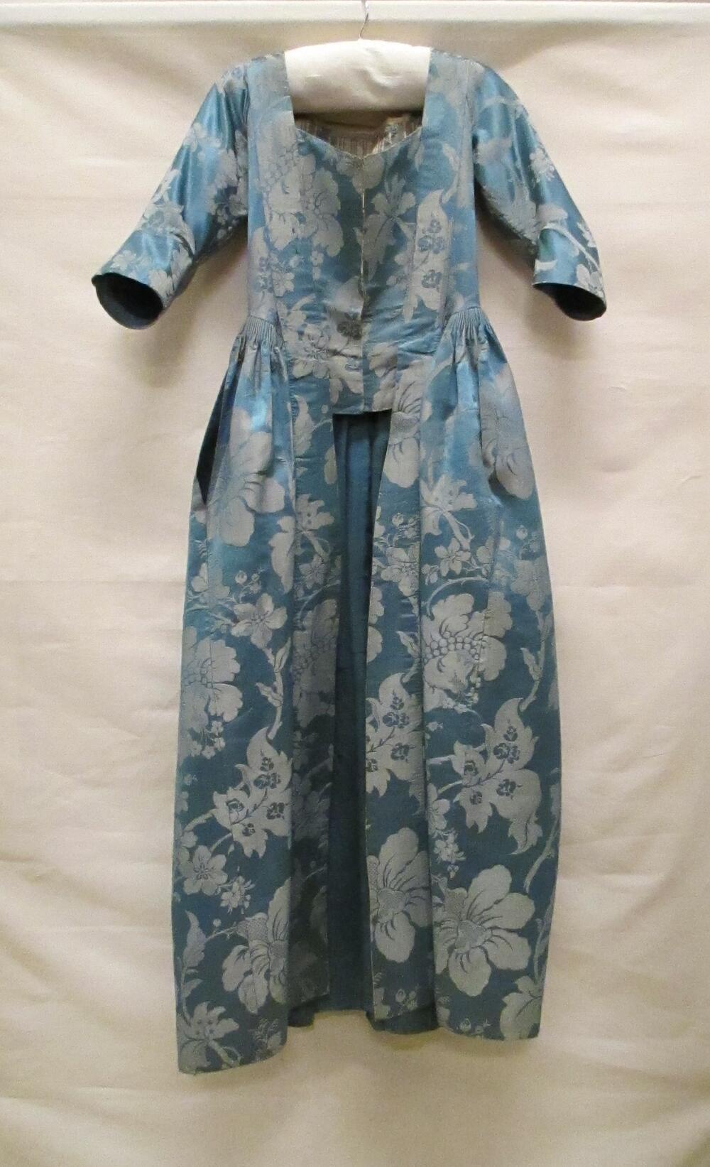 Overkleed van robe à l'anglaise, blauw zijden damast met groot grijs bloempatroon
