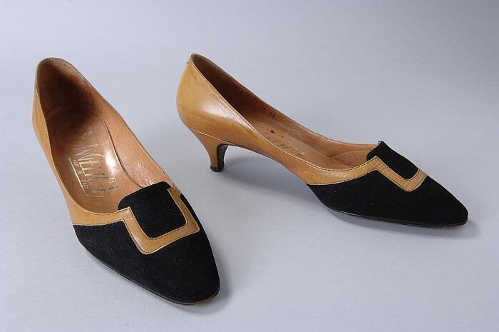Okergele leren pumps met zwarte suède neus, queenie hakje