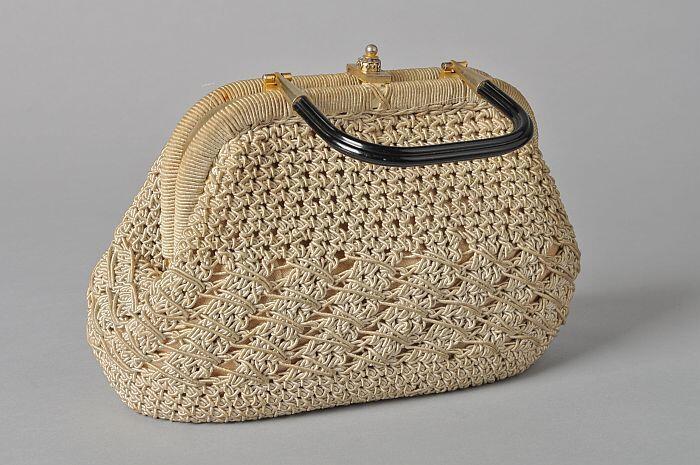 Handtas van beige macramé met zwart handvat