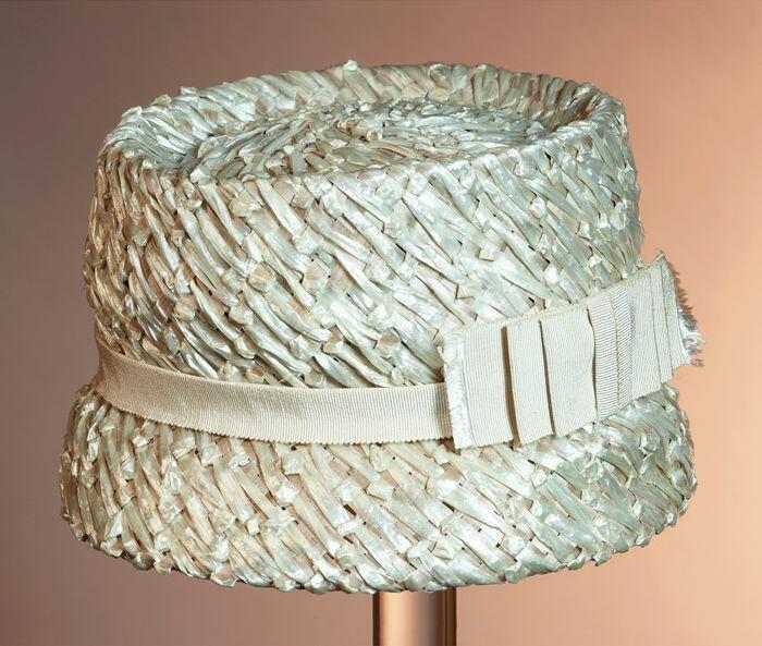 Hoed met hoge cilindervormige platte bol, geheel van beige en wit raffia beige ripsband met platte…