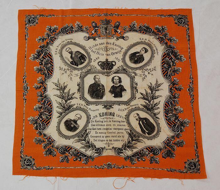 Herinneringsdoek van oranje katoen met litho in zwart en wit, portretten van Willem III en Sophie, …