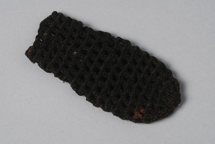 Kleine reticule of beurs gehaakt van zwarte wol onaf?