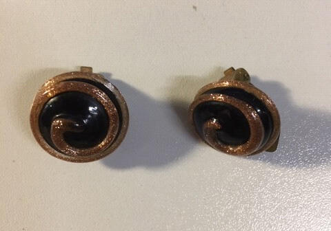 Oorclips, ronde zwarte glasknoppen met spiraal van goudkleurig kunststof met glitters
