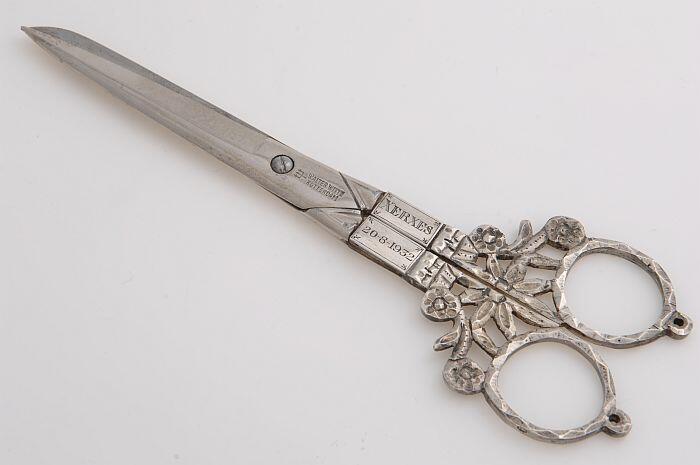 Schaar gepresenteerd aan mevrouw Van Koetsveld die op 20 augustus 1932 het lint doorknipte ter…