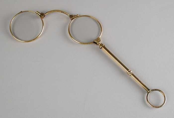 Face-à-main ofwel springlorgnet, twee ronde glazen op sterkte in een metalen montuur