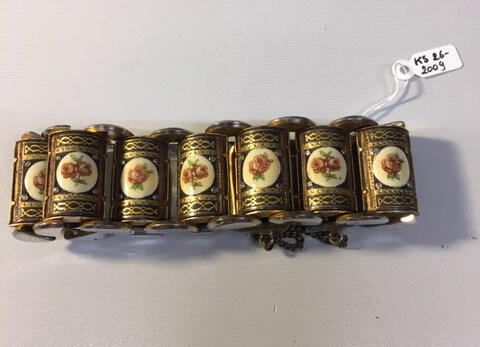 Armband, gebolde langwerpige goudkleurige metalen schakels, zwart/goud met centraal motief van…