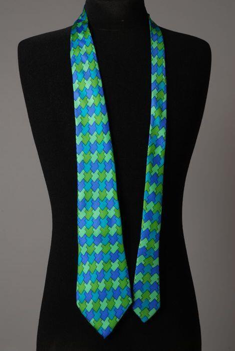 Stropdas, zelfbinder, van zijde met blauw/groene rechthoekig patroon