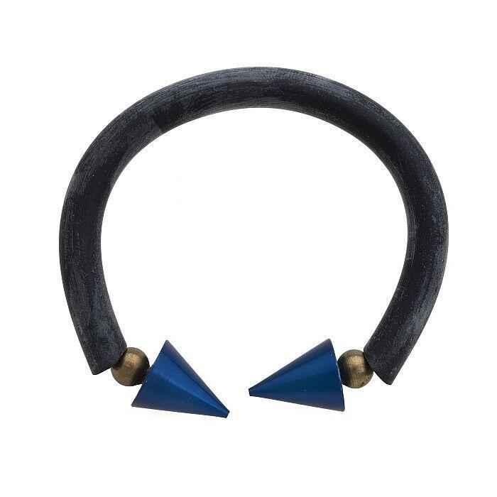 Armband van zwart rubbermet aluminium uiteinden, blauw