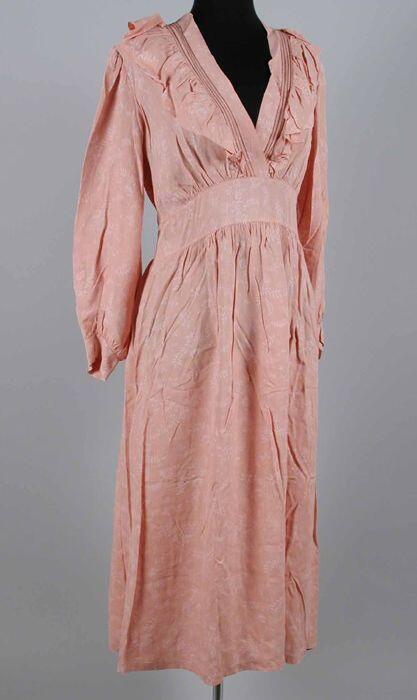 Halflange nachtjapon van roze viscose met lichtere florale motieven, V-hals en lange mouwen