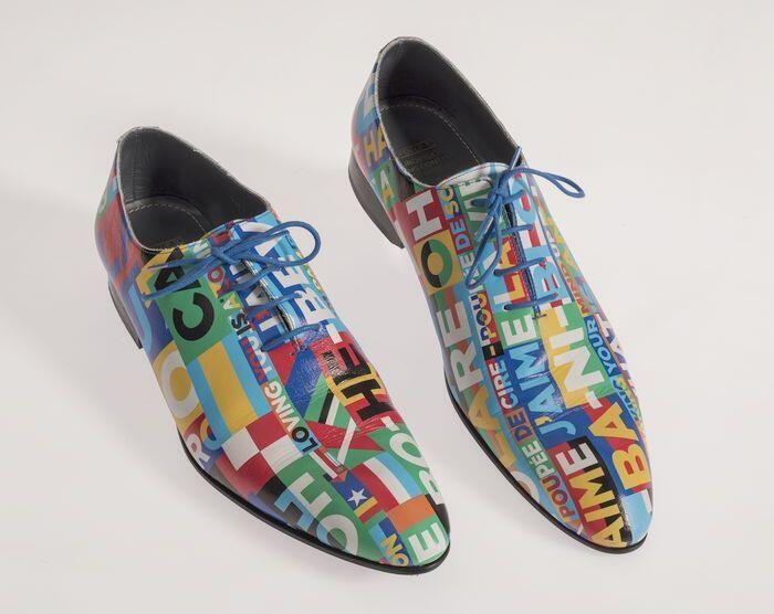 Paar herenschoenen met vetersluiting (blauwe veters) en spitse neus, met het thema 'Sing Along City…
