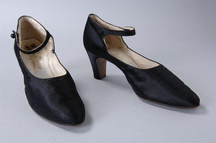 Zwarte satijnen hakschoenen met bandje om de enkel met knoopsluiting, cubahak