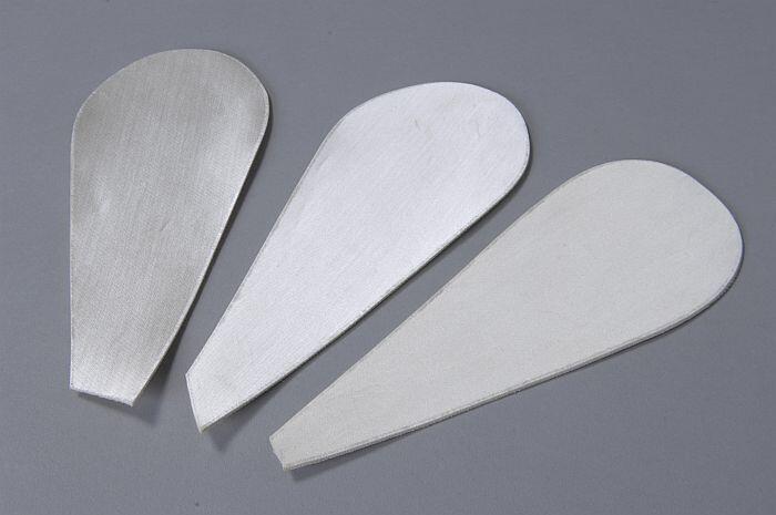 Drie materiaalstalen bij witte schoenen (1-2), bedoeld voor verfproeven?