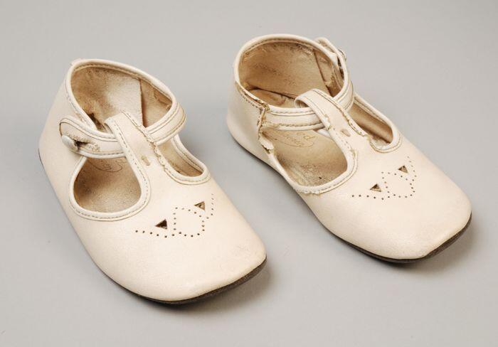 Witte imitatie-leren babyschoentjes met T-band met knoopsluiting en gaatjesdecoratie op voorvoet,…