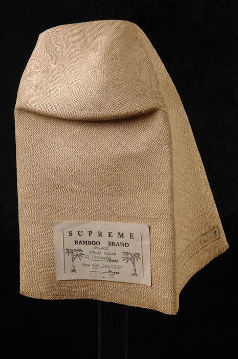 Cloche van stro, gevouwen, halffabrikaat