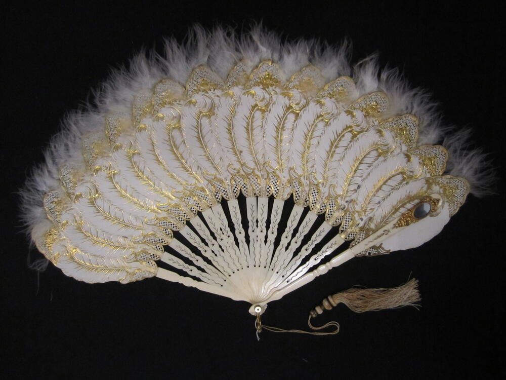 Palmettewaaier of 'Jenny Lind-waaier', wit houten montuur, spijlen beplakt met witte/goudkleurige…