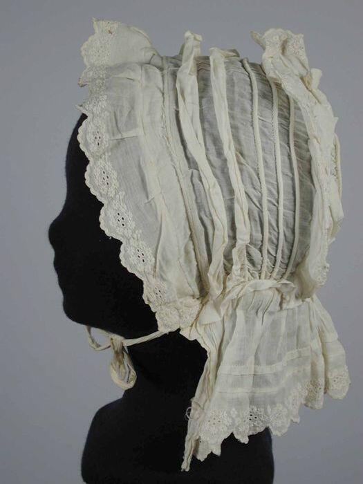 Boudoirmuts of luifelhoed van wit katoen met broderie anglaise ruches en ingewerkte koorden,…
