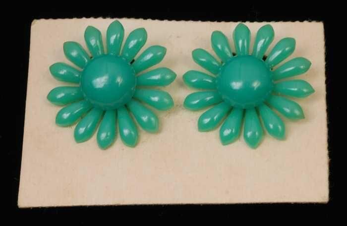 Paar oorbellen, clip met groene plastic bloem, op wit karton, kapper Van Vliet
