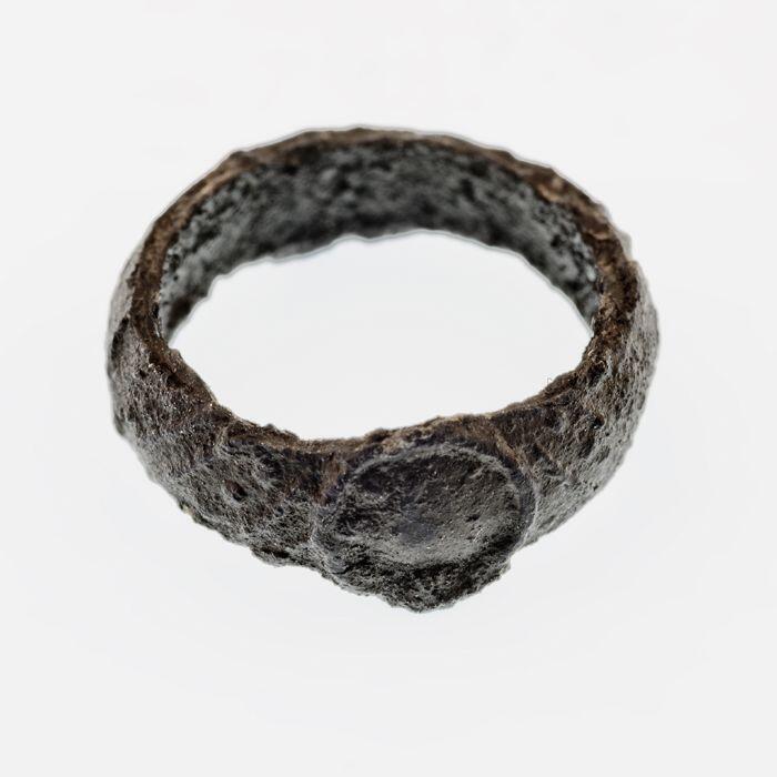Kleine tinen ring met pseudosteen