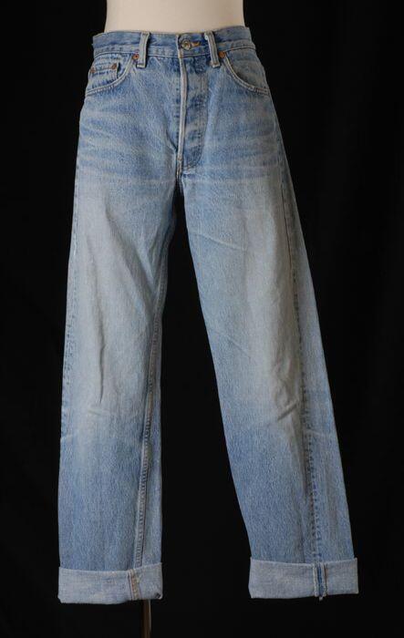 Spijkerbroek van gebleekt blauw katoenen denim met scheuren bij het zitvlak en omgeslagen pijpen …