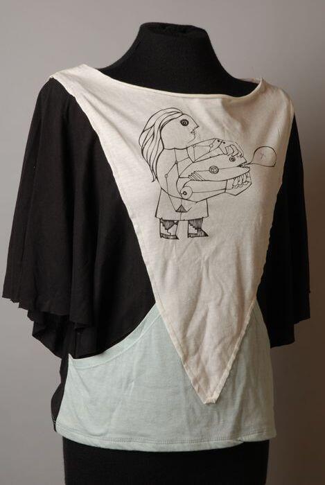 T-shirt met wit, zwart en blauw en zwarte afbeelding