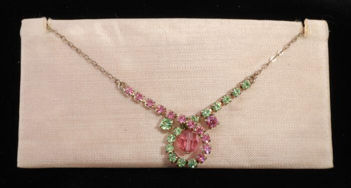Halsketting met roze en groene kunstdiamantjes in zilverkleurige vattin, kapper Van Vliet
