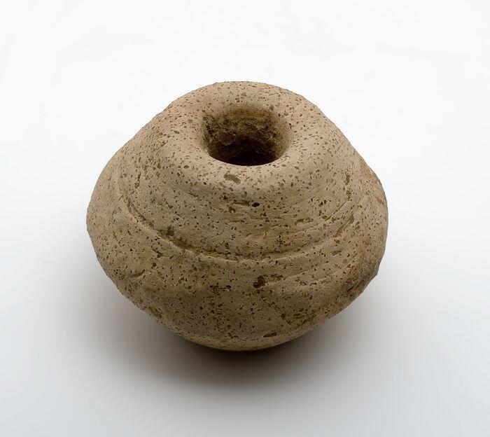 Aardewerk spinklos, dubbel conisch, grijze scherf