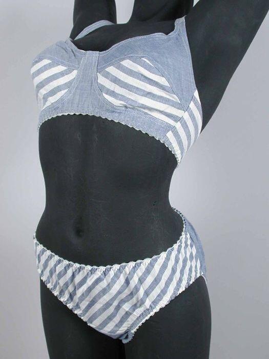 'Denim look' lingeriesetje in blauw-wit, bestaande uit bustehouder en slip, deels effen blauw,…