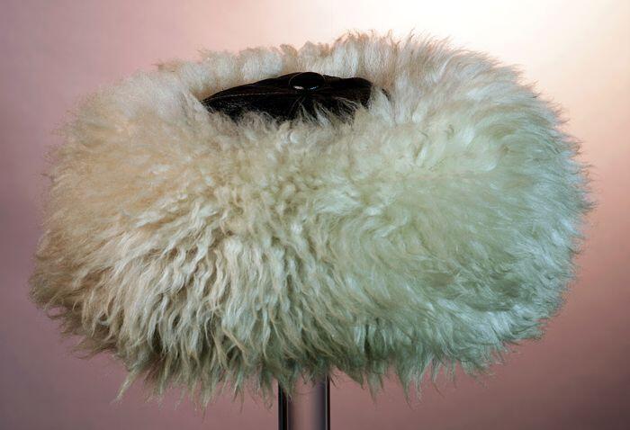 Ronde muts van bruin leer met brede rand van lichtkleurige vacht