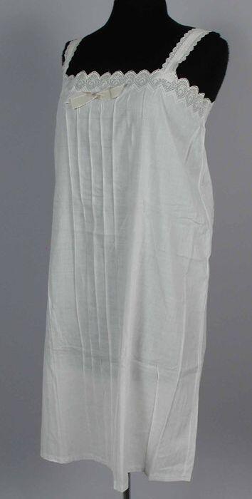 Halflange witte onderjurk met dunne schouderbandjes, afgezet met een broderierandje, strikje…