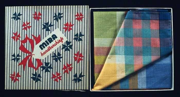 Kartonnen doosje met los deksel waarop "Mira handkerchiefs" met drie veelkleurige geruite katoenen…