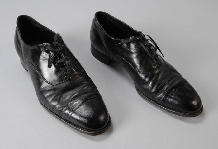 Zwarte leren heren veterschoenen met spitse neus, lage hak en leren zool, leer over de neus glimt…
