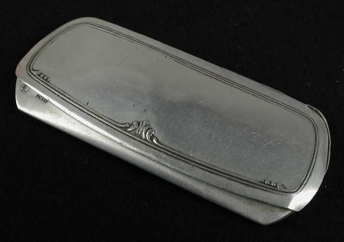 Brillenkoker van aluminium met scharnierend bewerkt deksel, binnenzijdebekleed met auberginekleurig…