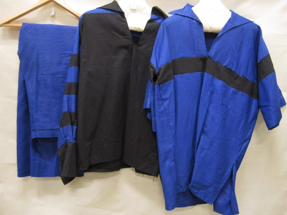 Driedelig pak bestaande uit 2 tunieken en 1 broek, van zwarte en blauwe katoen. Tunieken in wijd…